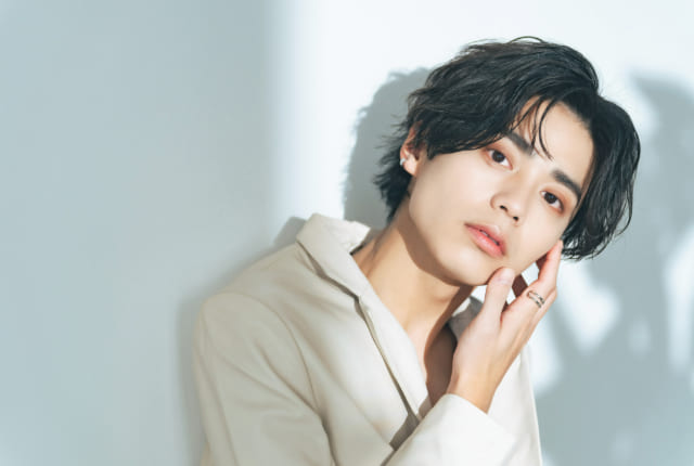 顔を傾けている若い男性